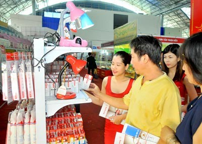Customers buy Dien Quang light bubs at the Vietnamese Goods Identity Week in Ho Chi Minh City (Photo: SGGP) Customers buy Dien Quang light bubs at the Vietnamese Goods Identity Week in Ho Chi Minh City (Photo: SGGP)